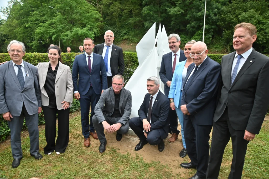 Inauguration avec Armin Kroder Président du Bezirk, Robert Ilg Maire de Hersbruck, Peter Uschalt maire adjoint de Hersbruck, Benoit Sadry Président des familles d’Oradour, Agathe la petite fille de feu Robert Hébras, Alain Peuch secrétaire du CDM.