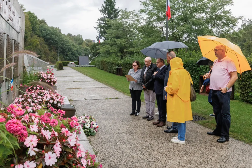 La pluie n'empêcha nullement de traduire l’allocution du Maire de Schorndorf en hommage à nos martyrs.