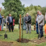 Plantation des 2 pommiers à l’Auzelou et congratulations entre les les deux maires.