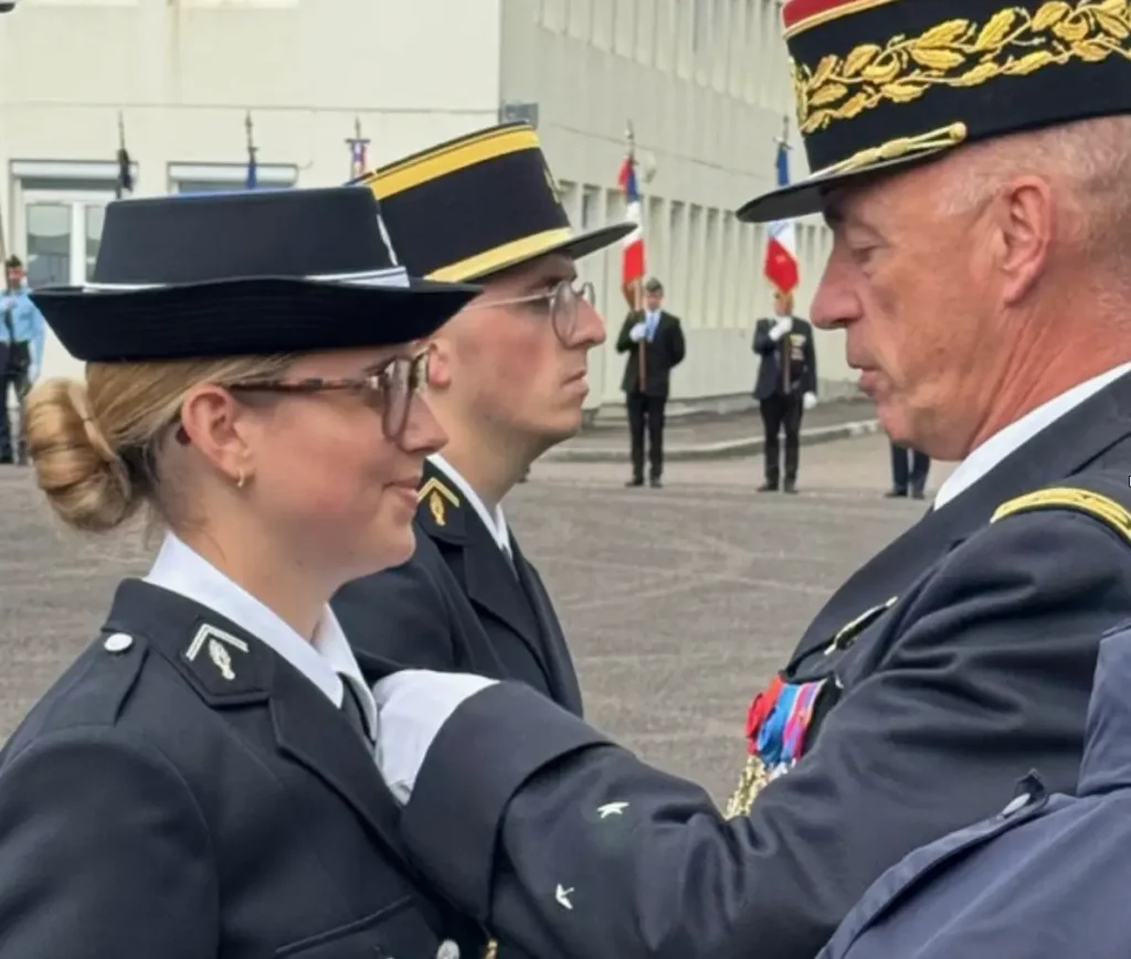 P10 Remise de la la Medaille dOr de la defense nationale par le General Brochier a une eleve gendarme
